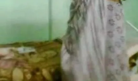 सेक्सी ब्लोंड एक लाल कामुक मूवी सेक्सी वीडियो में संगठन पर डाल दिया और उंगलियों के साथ खुद को गड़बड़ कर दिया