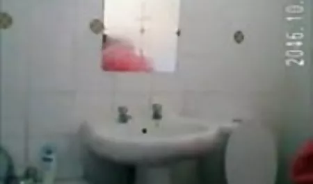 सींग का कुतिया वेब कैमरा के सामने उसकी बालों हिंदी में सेक्सी मूवी वीडियो में बिल्ली fiddles