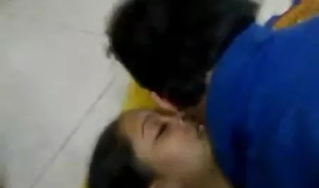 मुंह से पानी निकालने वाली दो उमस वाली गर्लफ्रेंड, शॉवर में एक-दूसरे की पीठ को धोती हुई, केवल इस सुखद नोट पर रुकना नहीं चाहती, और इसलिए जल्दी से खुद को लॉकर रूम में ढूंढने सेक्सी हिंदी मूवी में की जल्दी में हैं, जहां वे एक-दूसरे की जीभ से अपनी जीभ फिराती हैं