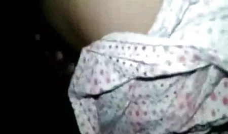 प्यारा कुतिया उसके स्तनों के साथ सेक्सी हिंदी मूवी वीडियो में दोस्त को खिलाती है
