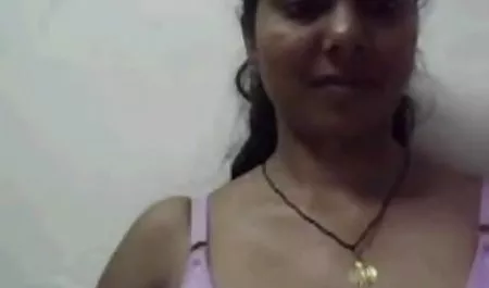 श्यामला सेक्सी वीडियो हिंदी में मूवी पेनकेक्स के लिए उसकी चूत को सहलाता है
