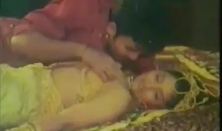 कुतिया हिंदी में सेक्सी मूवी वीडियो में एक सार्वजनिक शौचालय में हस्तमैथुन करती है