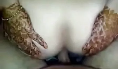 चूजों को चाटना और घास पर एक दूसरे को सेक्सी में हिंदी मूवी चूमना