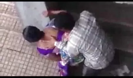 उसने सड़क हिंदी फिल्म सेक्सी एचडी में पर एक blowjob किया