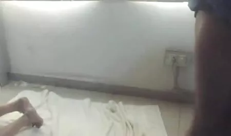 कल के छात्र को गुदा सेक्स के रहस्यों को समझने इंग्लिश में सेक्सी मूवी में मदद करता है