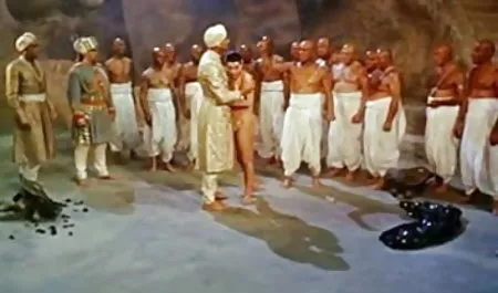 कास्टिंग पर, बॉस ने एक मूवी सेक्सी फिल्म वीडियो में कुतिया को स्ट्रैपआन के साथ गड़बड़ कर दिया