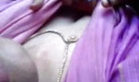 रेडहेड कुतिया एक जंपसूट में सेक्सी मूवी एचडी हिंदी में एक जाल में डाल दिया और दो लंड चूसा