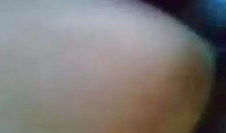 गोरा आदमी की जीभ के नीचे गधा वीडियो में सेक्सी पिक्चर मूवी डालता है