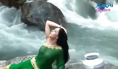 एक युवा युगल अपने सेक्स को उतारता है, वह उसकी दरार को चाटता है, और वह अपने डिक को फुल सेक्सी मूवी हिंदी में चूसता है