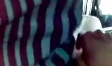 लाल बालों वाली माँ संगीत के लिए नृत्य सेक्सी मूवी हिंदी में करती है और डिक चूसती है
