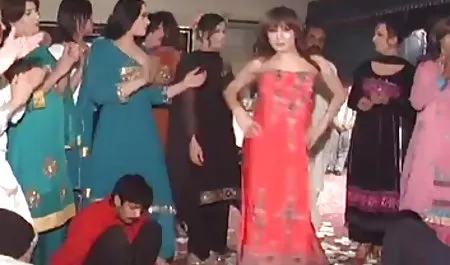 परिपक्व busty गोरा एक अच्छा लड़का अपने सेक्सी मूवी दिखाओ हिंदी में डिक चूसना करने के लिए पूछता है