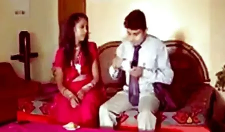 यहाँ कुतिया उपद्रव करती है क्योंकि वह अपने होंठों के साथ phaluses चमकाने से प्यार करती है और सेक्सी मूवी वीडियो हिंदी में अपने दोस्त को यह दिखाना चाहती है कि एक गहरी blowjob कैसे करें