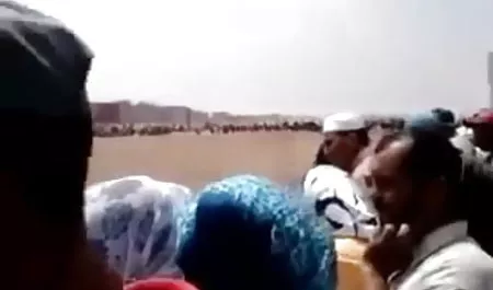 लोला अपनी प्रेमिका को फर्श सेक्सी वीडियो में हिंदी मूवी पर चोदता है