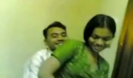 परिपक्व सेक्सी सौतेली बीएफ मूवी सेक्सी में माँ एक जवान बेटी को सहलाती है और उसे चोदती है