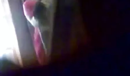 प्यारा लड़का बच्चे को सहलाता है और धीरे से फुल सेक्सी मूवी वीडियो में युवा गोरा को चोदता है