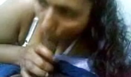 सुंदरियों ने उत्साह से एक डिक को चूसा और कुछ मिनटों के बाद बाथरूम में सेक्सी मूवी छेद से बाहर गोली मार दी