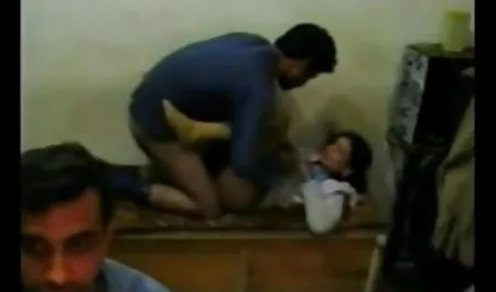 साफ सुथरा छेद वाली श्यामला रूसी आदमी के साथ एक संकीर्ण गुदा में गड़बड़ हिंदी में सेक्सी वीडियो फुल मूवी हो जाती है