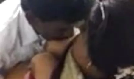 बहुत ही मस्त फिगर साउथ में मूवी सेक्सी वाली बुत, अल्बानियाई फूहड़, उसके मोटे होंठों के साथ एक मोटा मुर्गा बनाती है