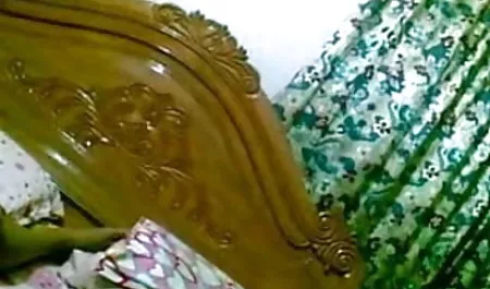 लड़कियों ने एक साथ मिलकर लेस्बियन पार्टी करने का फैसला किया। सेक्सी मूवी दिखाओ हिंदी में वे एक-दूसरे की पसली पर इतने भावुक हो गए कि वे एक के बाद एक खत्म करने लगे