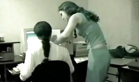 माँ अपने परिपक्व प्रेमी से सेक्सी मूवी वीडियो हिंदी में अपनी जवान बेटी को चोदने के लिए कहती है