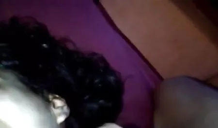 हॉट हिंदी में सेक्सी मूवी प्यारी सोफे पर खुद के साथ खेलती है