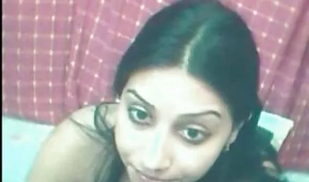 रेडहेड एमिली देश हिंदी में सेक्सी मूवी में हस्तमैथुन करती है