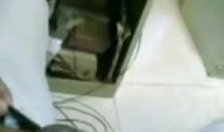 ब्लौंडी सेक्सी में हिंदी मूवी ने उसकी कुतिया के बालों वाली योनी को चाट लिया