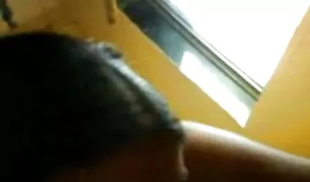 एक हाथ से कुतिया निप्पल को निचोड़ती है, और दूसरा उसके भगशेफ को छूता है फुल सेक्सी मूवी हिंदी में