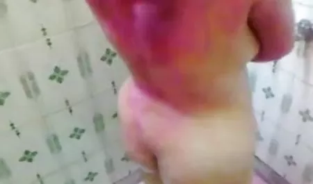 एक डरावनी हत्यारे के मुखौटे में दोस्त, एक कुर्सी पर सेक्सी मूवी वीडियो हिंदी में बैठी सबसे डरावनी फिल्म, कैमरे पर एक रबड़ की योनी को चोदती है