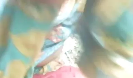 सेक्सी बेब फूहड़ प्रेमी के हिंदी सेक्सी मूवी वीडियो में डिक बेकार है