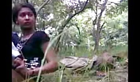 बस्टी ब्रुनेट ने आदमी को बिस्तर से बांध दिया और बीएफ मूवी सेक्सी में उसे बकवास और चिढ़ाती है
