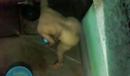 चश्मे वाली कुतिया उसकी हिंदी में सेक्सी मूवी वीडियो में चूत को सहलाती है