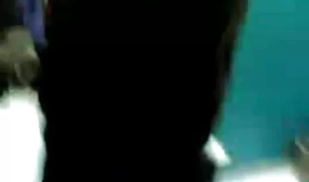 ब्लौंडी ने रेडहेड भंवर बाथरूम में सेक्सी मूवी में एक उंगली डाली