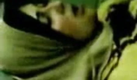 आकर्षक सुंदरता एक बड़ा हिंदी में सेक्सी मूवी वीडियो में blowjob बनाता है