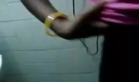 प्यारी एक पत्रिका देखती है और अपने सेक्सी वीडियो में हिंदी मूवी दोस्तों के साथ चुदाई के सपने देखती है