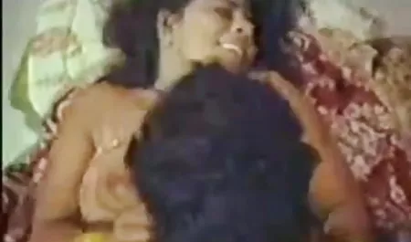 चश्मे में शांत फिस्टिंग चयन और विशाल सेक्सी मूवी दिखाओ हिंदी में काले डिल्डो