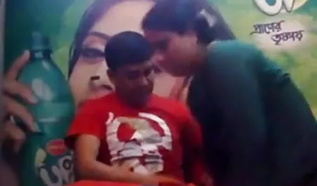 कुतिया उसके सिर के पीछे उसकी पीठ पर झूठ बोलती है, और उसके बगल में उन पुरुषों की भीड़ होती है जो उसके पास आते हैं और अपने शक्तिशाली लंड से उसका भोजपुरी में सेक्सी मूवी मुंह चोदते हैं