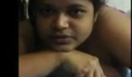 सेक्सी, बस्टी बीएफ मूवी सेक्सी में ब्लोंड लेज़्बीयन careses बेबी को प्रशिक्षण में