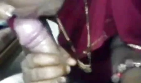 पतला सेक्सी गोरा एक गैरेज में दो श्रमिकों के लिए सेक्सी मूवी हिंदी में मुर्गा बेकार है