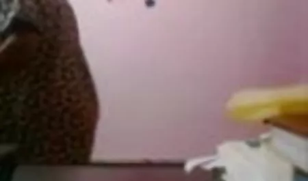 काले, सेक्सी लड़की शुक्राणु का एक साउथ में मूवी सेक्सी कॉकटेल पीती है