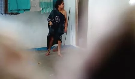 परिपक्व मालकिन अपने पति को नौकरानी की पोशाक पहनाती है और उसकी गांड से सिगरेट निकालती हिंदी सेक्सी मूवी वीडियो में है