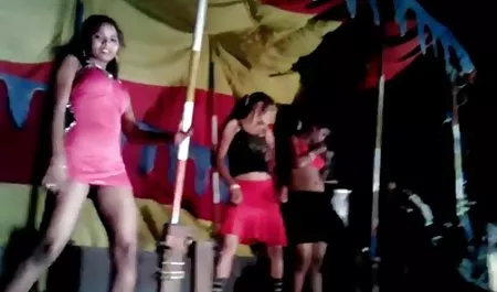 लेटेक्स सेक्सी मूवी फिल्म हिंदी में में गोरा एक मोटी स्ट्रैपआन पर रखा और एक श्यामला fucks