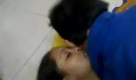 गर्म नर अलबी रिडेस गुदा को चाटता है और उसे हिंदी में सेक्सी पिक्चर मूवी मारता है