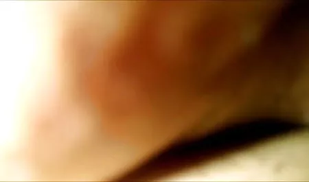 सुंदर श्यामला उसके बच्चे को सेक्सी मूवी हिंदी में सहलाती है