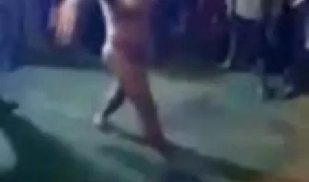 दो युवा टहनियां अपने सेक्सी मूवी हिंदी में फुल एचडी मुंह में मूत्र को बाहर ले जाती हैं