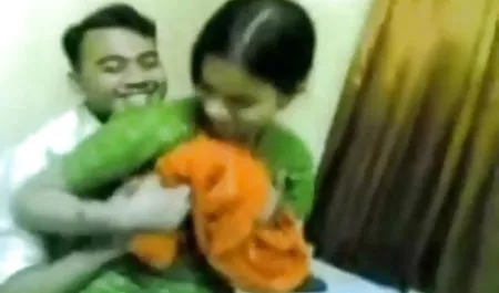 पतला बेब होली हेंड्रिक एक अच्छा blowjob देता है और सह हिंदी में सेक्सी मूवी फिल्म निगलता है