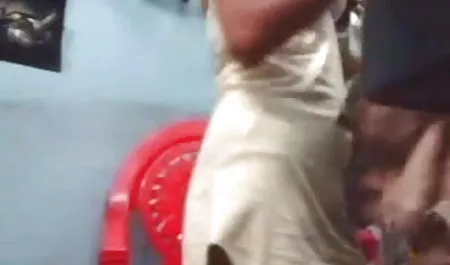 जैसे ही किसान काम के लिए रवाना हुए, उनके युवा पड़ोसी ने तुरंत अपनी पत्नी को परेशान करना शुरू कर दिया। छेद धोने सेक्सी मूवी वीडियो में सेक्सी के बाद, महिला ने बेडरूम में दोस्त का नेतृत्व किया और दिखाया कि वह युवा के साथ सेक्स करना कितना पसंद करती है