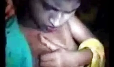 छोटे हिंदी में सेक्सी मूवी वीडियो स्तन के साथ एक बच्चे को बेकार है