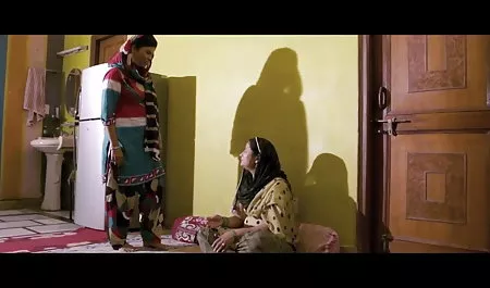 रूसी गोरा एक किताब पढ़ता है, और आदमी उत्साह के साथ आग हिंदी में सेक्सी फिल्म मूवी पर है