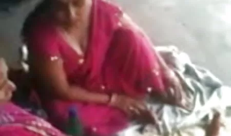 बड़े डिक्स के साथ दो प्यारे लोग गुदा सेक्स में एक पतली लाल बालों वाली जानवर को बकवास करते सेक्सी फिल्म फुल एचडी में हैं